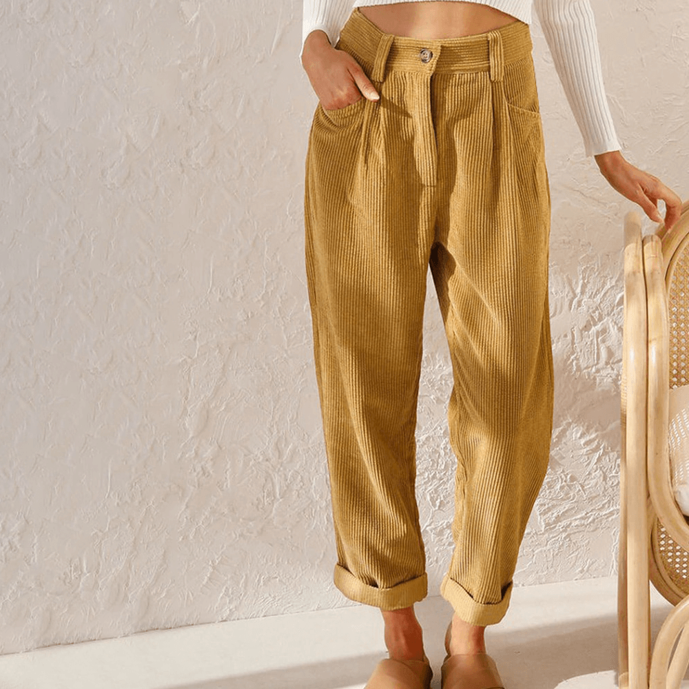 Modische Damen Freizeithose, hochtailliert, mit elegantem Umschlag am Bein. Perfekt für Herbstmode.