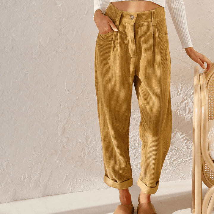 Modische Damen Freizeithose, hochtailliert, mit elegantem Umschlag am Bein. Perfekt für Herbstmode.