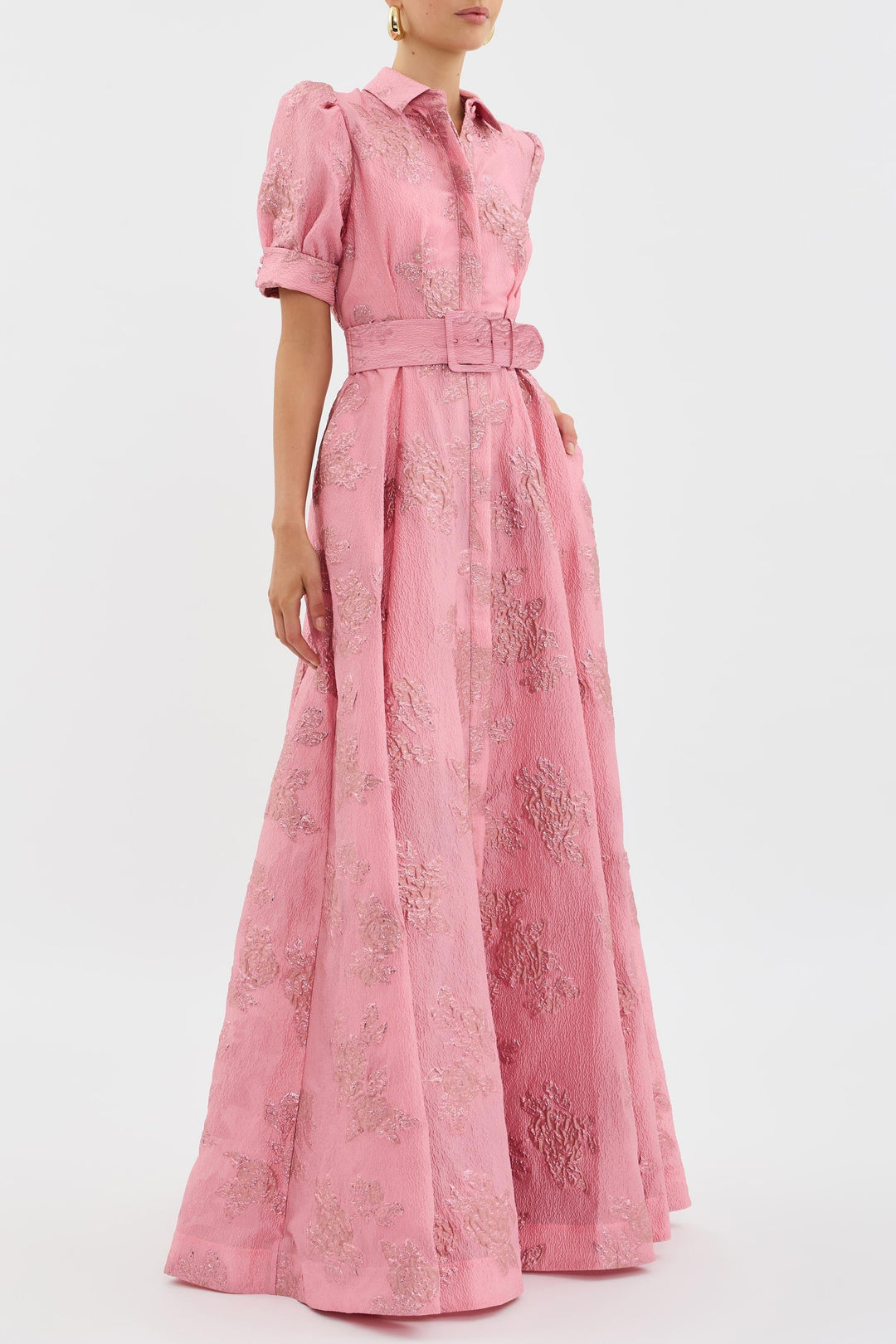 Damen Jacquard Maxi-Kleid in Rosa mit eleganten Puffärmeln und Gürtel. Perfektes Abendkleid für besondere Anlässe.