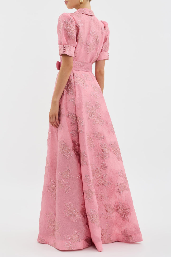 Schickes rosa Jacquard Maxi-Kleid mit Puffärmeln, perfekt als elegantes Hochzeitsgastkleid für Frühling/Sommer.