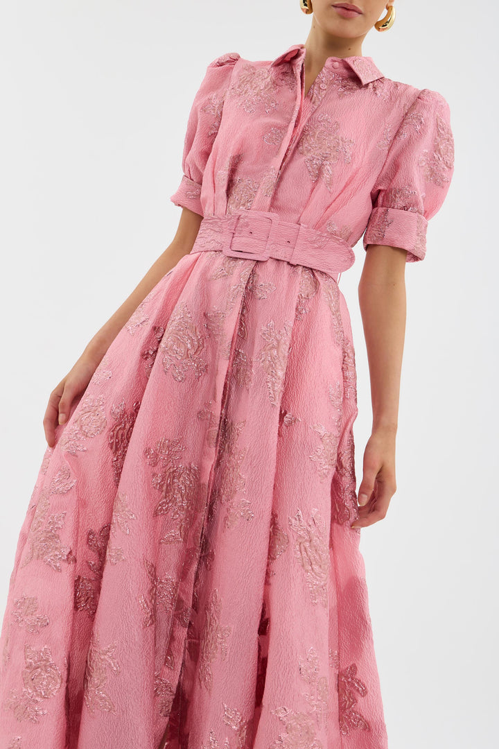 Stilvolles Jacquard Gürtelkleid in Rosa als langes Damen-Abendkleid. Ideal für festliche Anlässe und Galas.