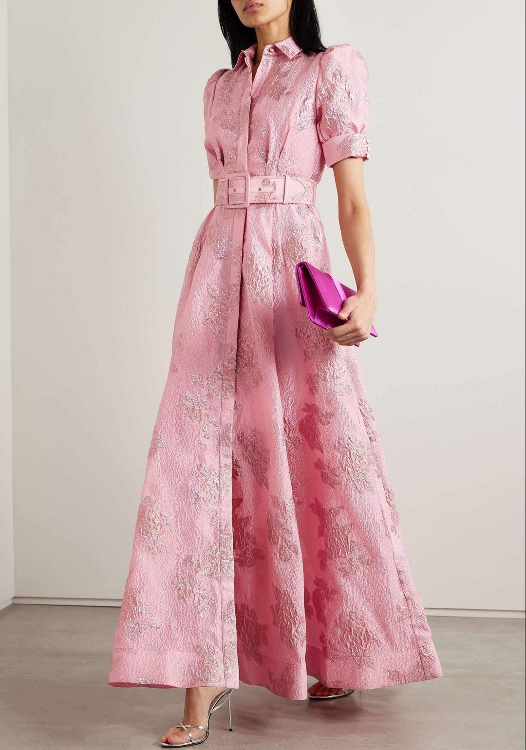 Elegantes rosa Jacquard Maxi-Kleid für Hochzeitsgäste. Festliches Damenkleid mit Puffärmeln und Gürtel.