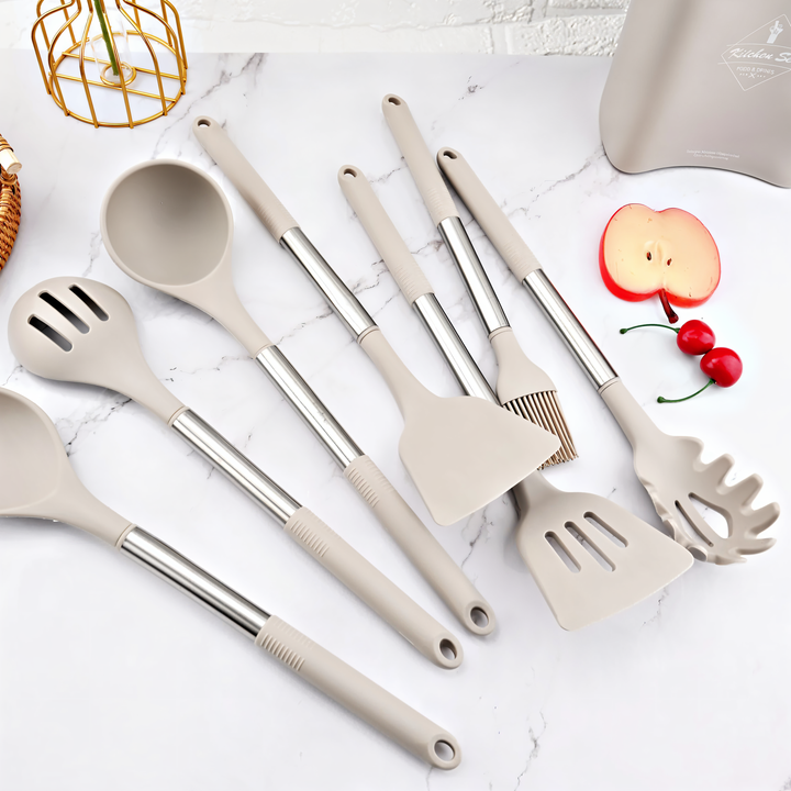 Schneebesen, Löffel & Bürste aus Silikon im 12-teiligen Küchenhelfer Set, mit Edelstahlgriffen.