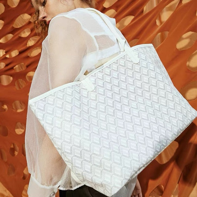 Frau hält vielseitige Damentasche als Handtasche, ideal für einen schicken Business-Look.