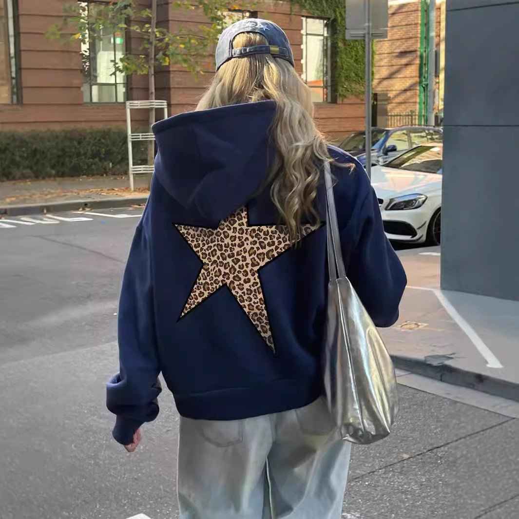 Damen Hoodie mit Leopardenstern-Rückenmotiv. Lässiger Kapuzenpullover für Damen, stilvolle Freizeitkleidung.