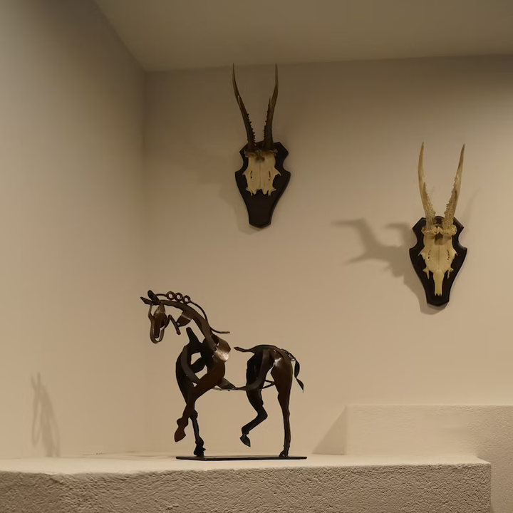 Detailreiche Pferdefigur aus Metall, perfekt als Schreibtischdeko oder Regalaccessoire. Modernes Design Kunstobjekt.