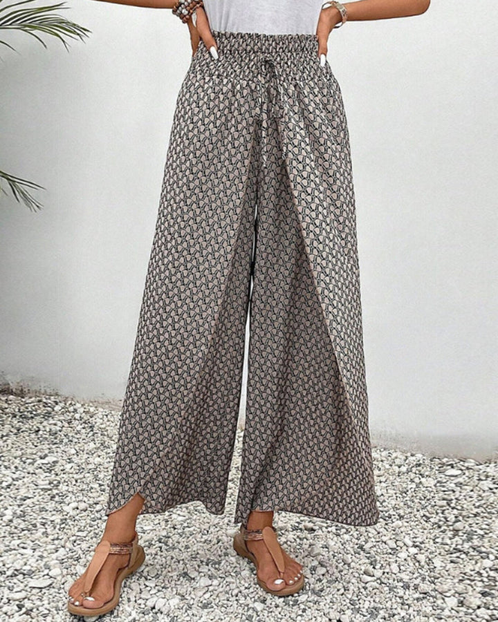 Elegante Damen Freizeithose mit weitem Bein, gemustert & fließend. Perfekt als Sommerhose für Boho Looks.