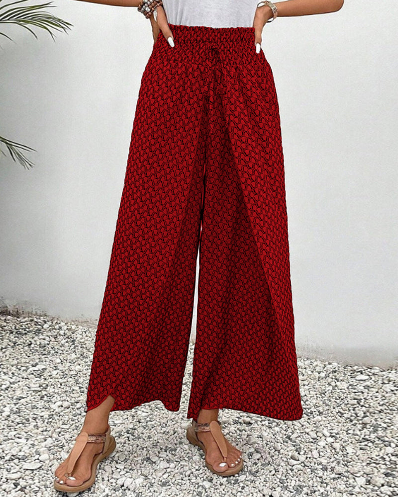 Komfortable Damenhose mit weitem Bein, gemustert und fließend. Die perfekte Sommerhose für entspannte Tage.
