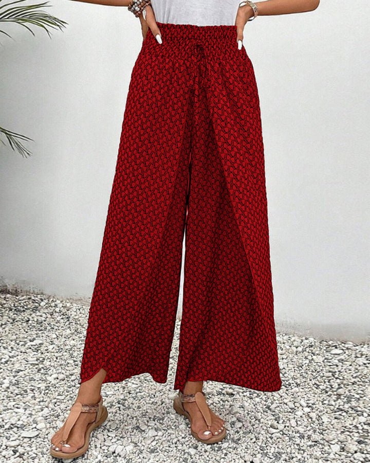 Komfortable Damenhose mit weitem Bein, gemustert und fließend. Die perfekte Sommerhose für entspannte Tage.