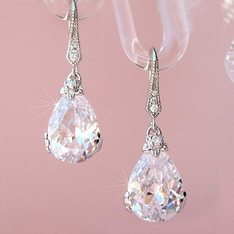 Exquisite Hochzeitsohrringe für Damen in eleganter Birnenform. Funkelnder Zirkonia-Schmuck für besondere Anlässe.