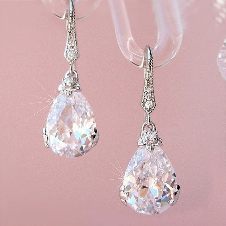 Exquisite Hochzeitsohrringe für Damen in eleganter Birnenform. Funkelnder Zirkonia-Schmuck für besondere Anlässe.