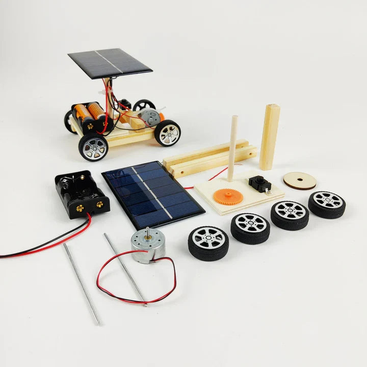 Fertig montierter Solar-Rennwagen aus dem Konstruktionsset, bereit für die Rennstrecke, ideales Kinderspielzeug.