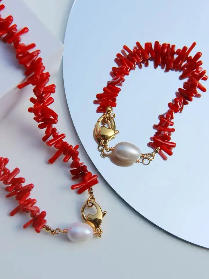 Damen-Armband mit leuchtend roten Korallenperlen, naturverbundener Boho-Schmuck, der Energie & Vitalität verleiht.