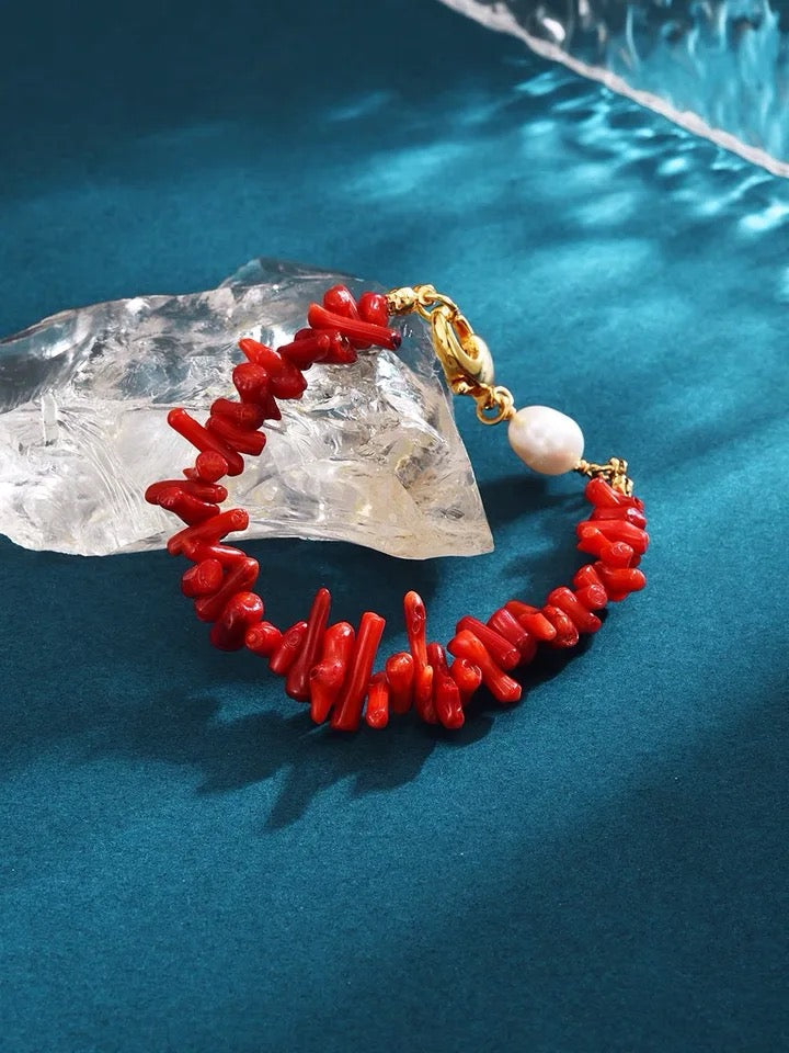 Handgefertigtes rotes Korallenarmband für Damen, eleganter Natur-Schmuck und Edelstein-Glücksbringer am Handgelenk.