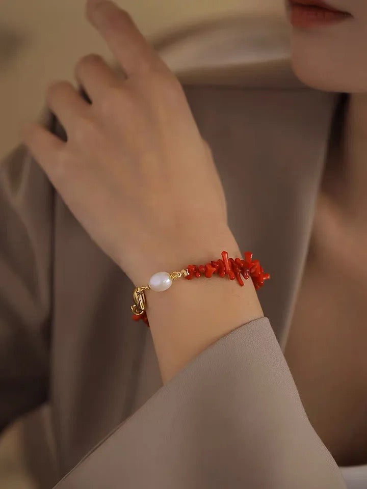 Rotes Statement-Korallenarmband für Damen, handgefertigter Natur-Schmuck, der Eleganz und Energie ausstrahlt.