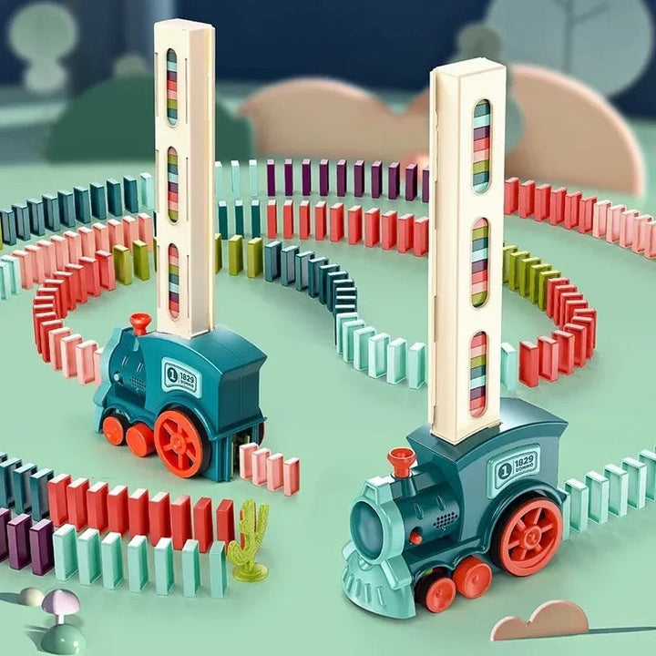Ansicht des automatischen Domino-Zugs mit offenem Schacht, bereit zum Setzen farbiger Dominosteine.