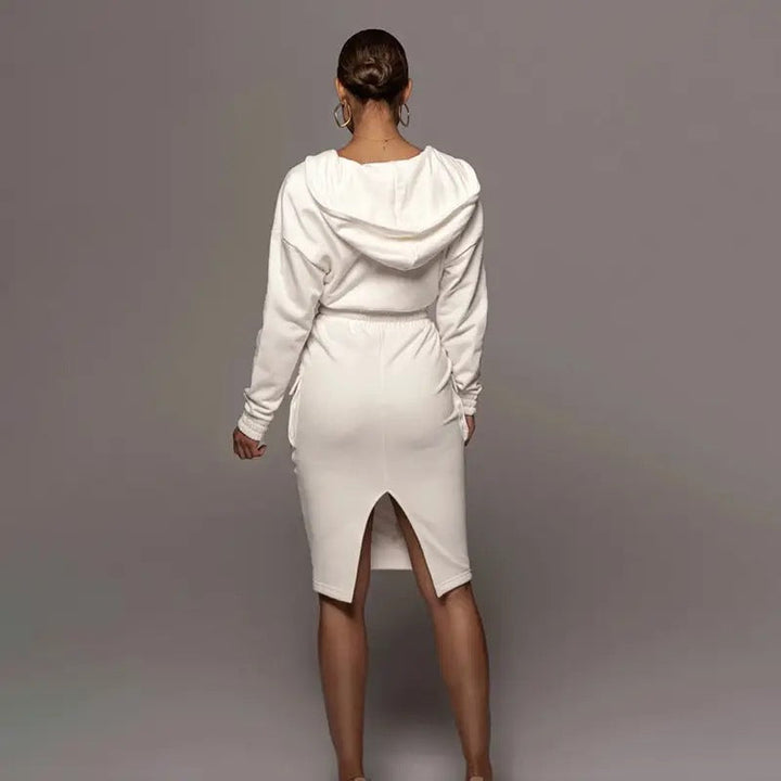 Damen Set für den Alltag: Lässiger Hoodie und Rock, stilvoll und gemütlich.