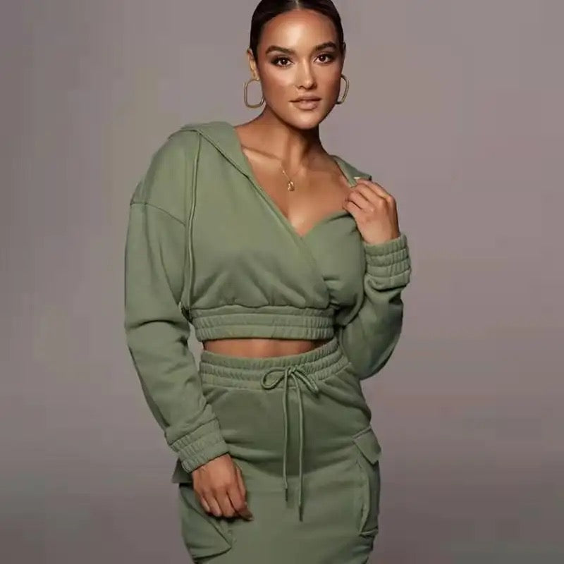 Stilvolles Damen Hoodie-Rock-Set, der ideale Begleiter für jede Gelegenheit.