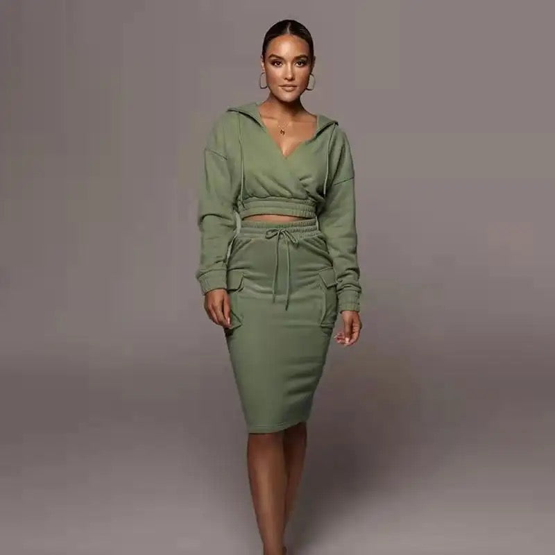 Modisches Damen Set aus Kapuzenpullover und Rock, ideal für den Sommer.