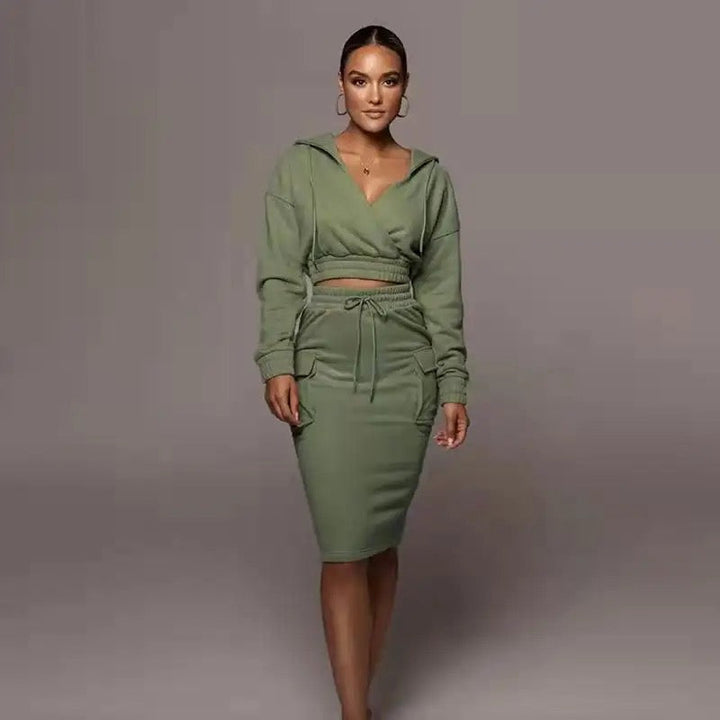 Modisches Damen Set aus Kapuzenpullover und Rock, ideal für den Sommer.