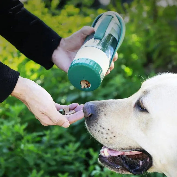 Praktische Hunde-Trinkflasche mit integriertem Napf, perfekt für frisches Wasser beim Spaziergang.