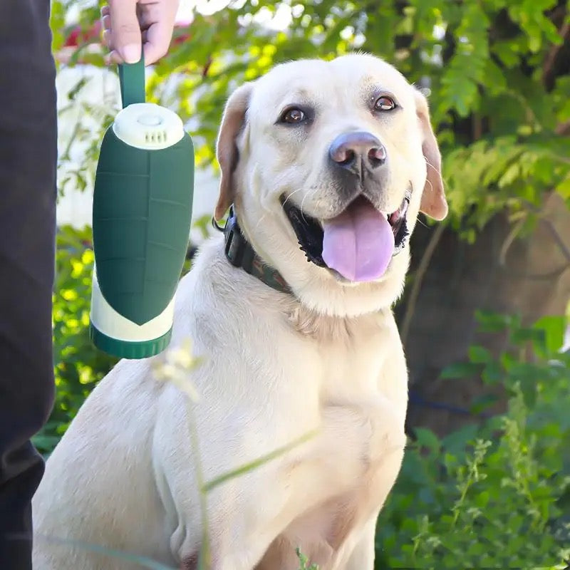 Portable Snackflasche für Hunde: Bequemer Transport von Leckerlis für Training & unterwegs.