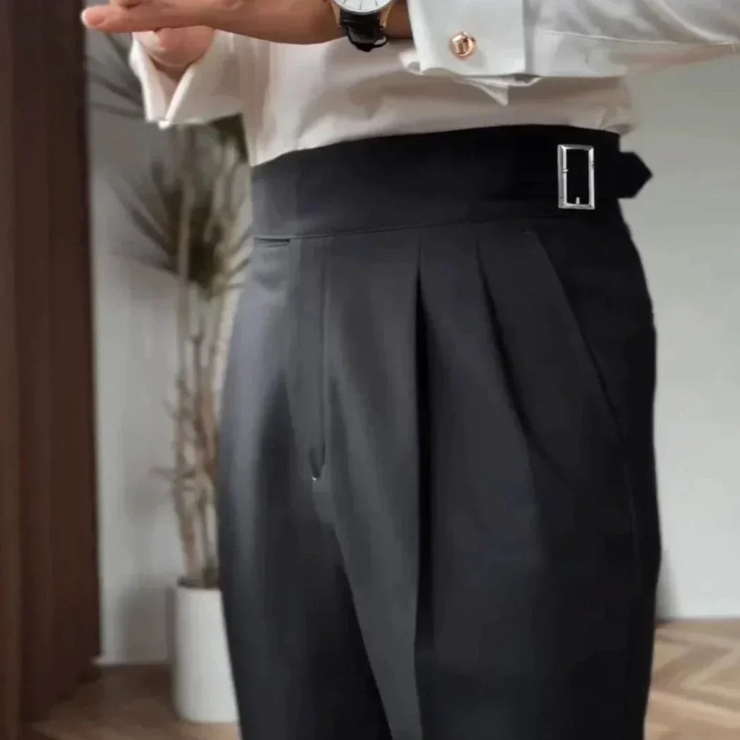 Klassische Herrenhose mit Schnalle, ideal für Büro, Feiern und elegante Anlässe.