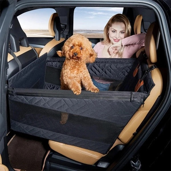 Hochwertiger Hundesitz fürs Auto mit robustem Hartboden. Bietet sicheren & komfortablen Transport für Hunde im Auto.