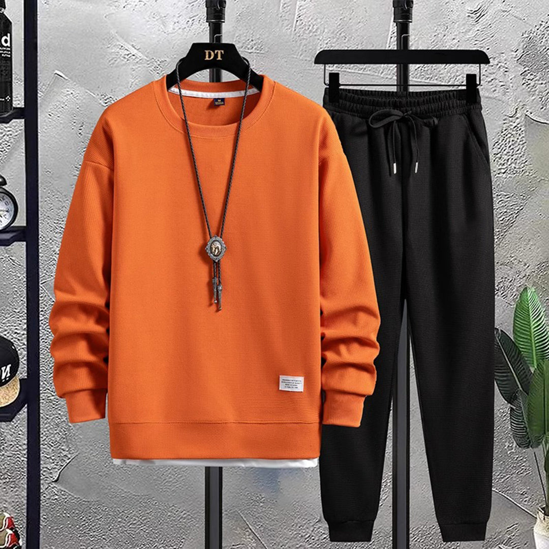 Stylischer Herren Trainingsanzug für Sport, Freizeit und Alltag. Moderner Look mit hohem Tragekomfort, ganzjährig.