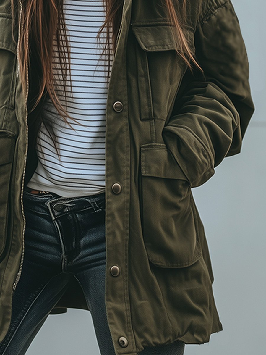 Grüne Damen Military Utility Jacke, robuster Schnitt und langlebiges Material, vielseitig für Outdoor und Alltag.