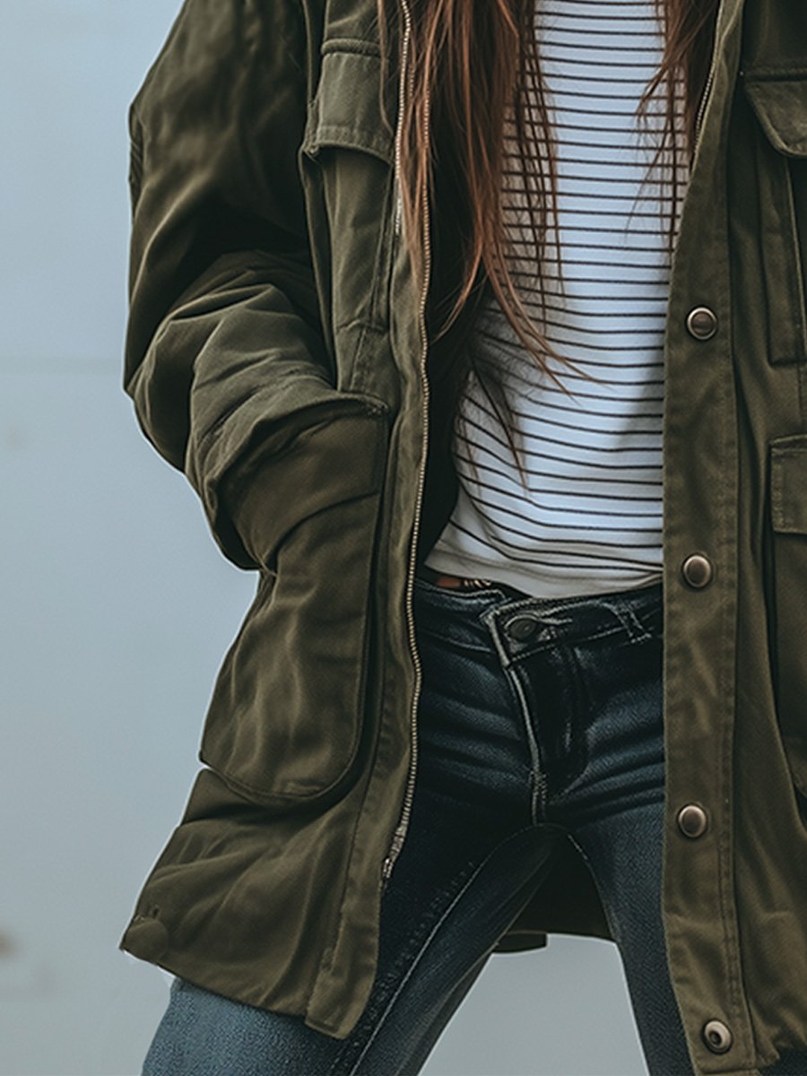 Damen Herbst Utility Jacke im Oversized-Look, bequem und lässig. Grüne Übergangsjacke für vielseitige Alltagsoutfits.