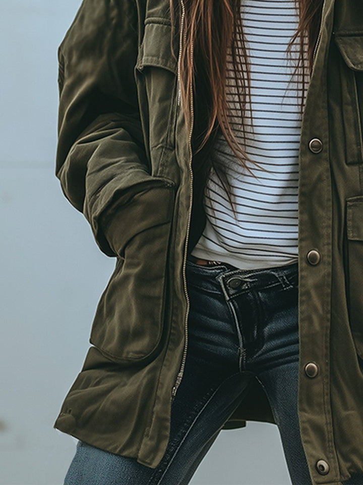 Damen Herbst Utility Jacke im Oversized-Look, bequem und lässig. Grüne Übergangsjacke für vielseitige Alltagsoutfits.