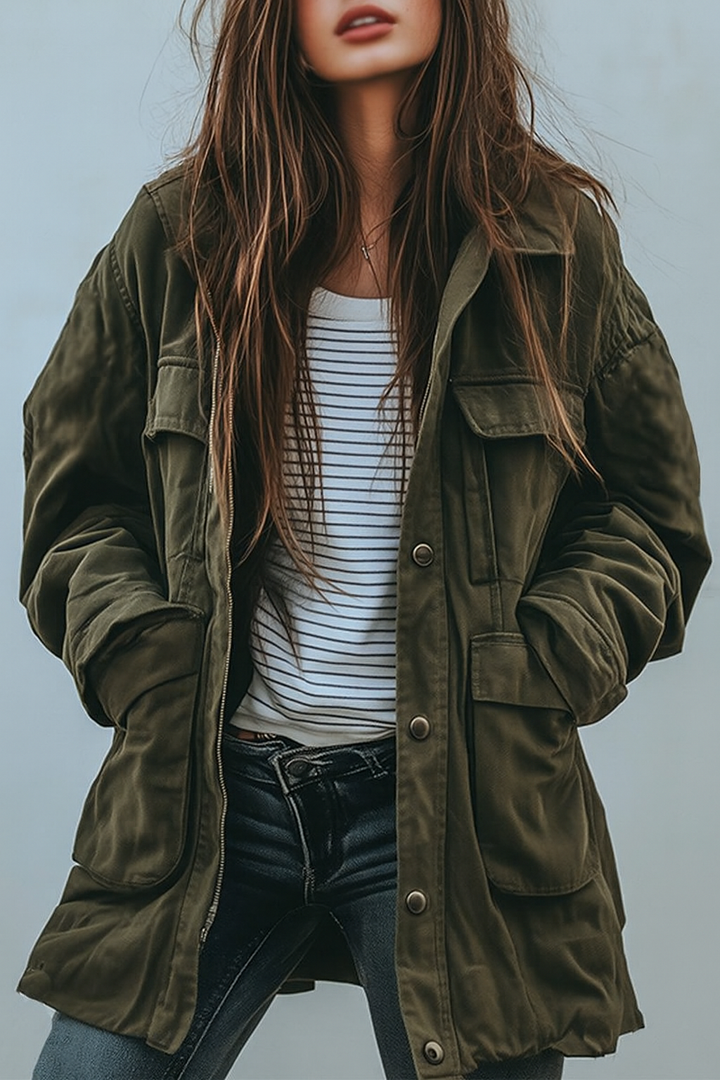 Damen Utility Jacke in Grün mit robustem Stil und lockerer Passform, ideal als Übergangsjacke für Herbst und Alltag.