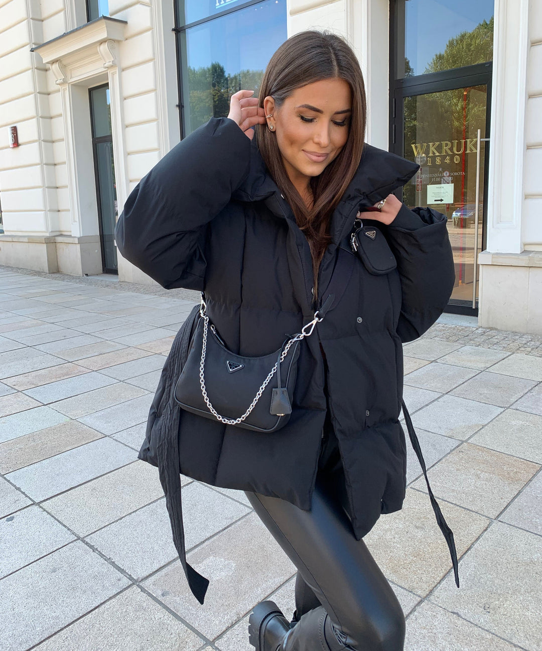 Elegante kurze Steppjacke für Damen, mit Gürtel, modische Winterjacke und Kälteschutz.