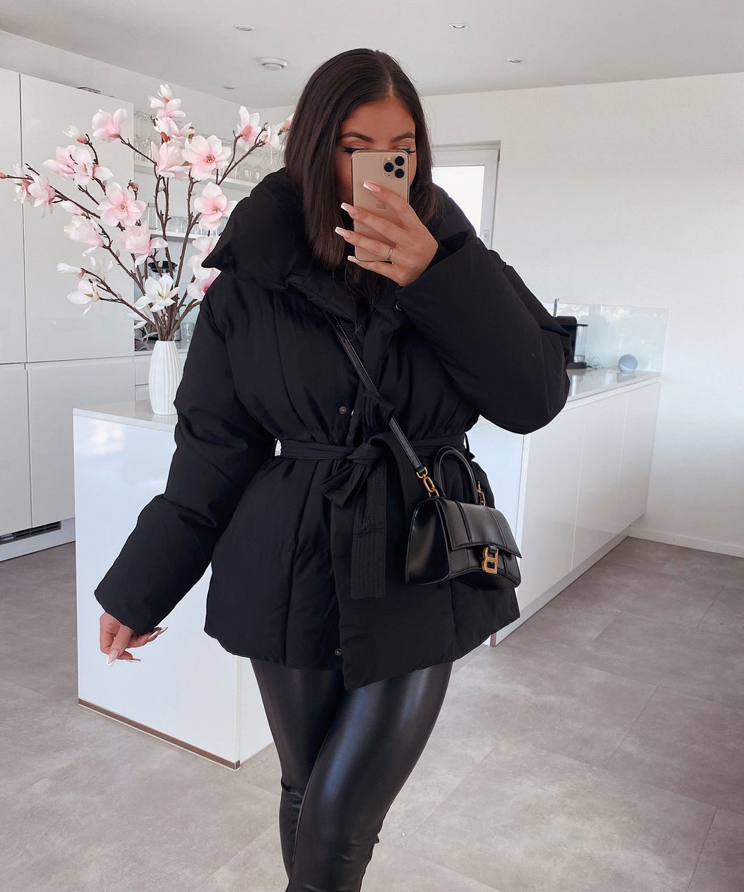Trendige Gürteljacke für Damen, kurz, warm gefüttert, vielseitige Wintermode.