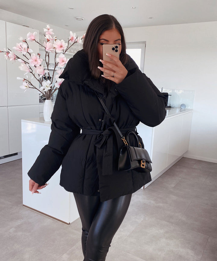 Trendige Gürteljacke für Damen, kurz, warm gefüttert, vielseitige Wintermode.