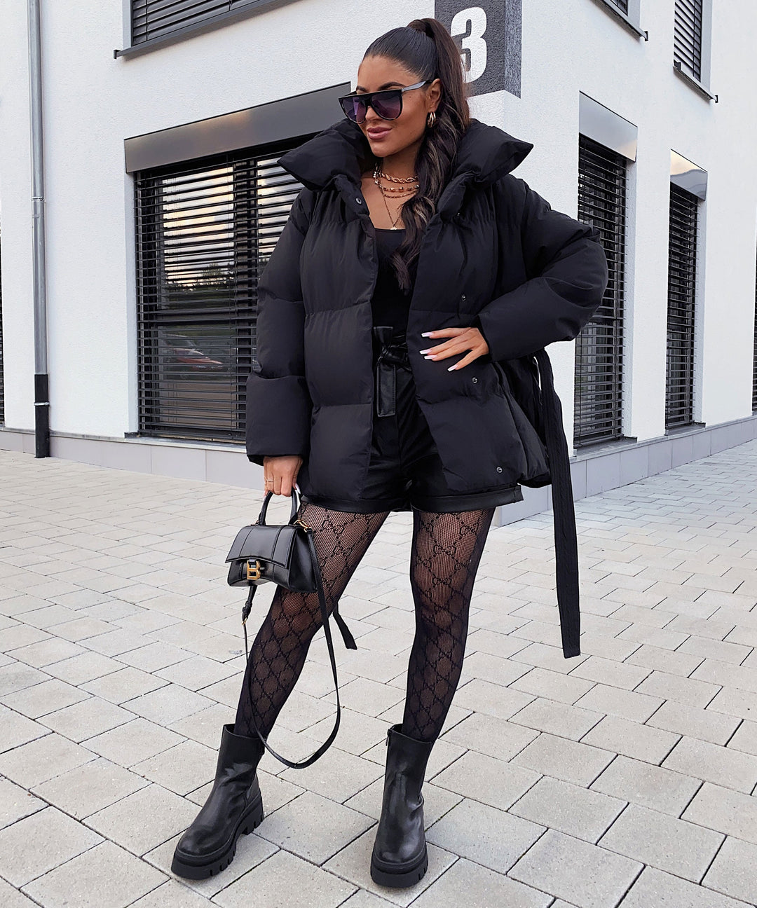Damen Winter-Kurzjacke, mit Gürtel, warme Steppjacke für einen stilvollen Auftritt.