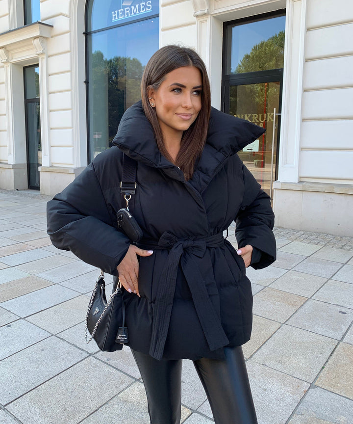 Stilvolle Gürteljacke für Damen, kurze Stepp-Winterjacke, ideal für Outdoor und Wintermode.