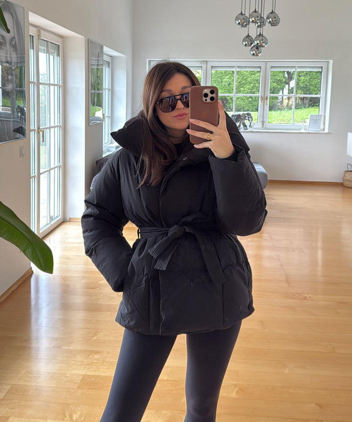 Kurze Steppjacke für Damen mit Gürtel, schützt warm vor Kälte, trendige Winterjacke.