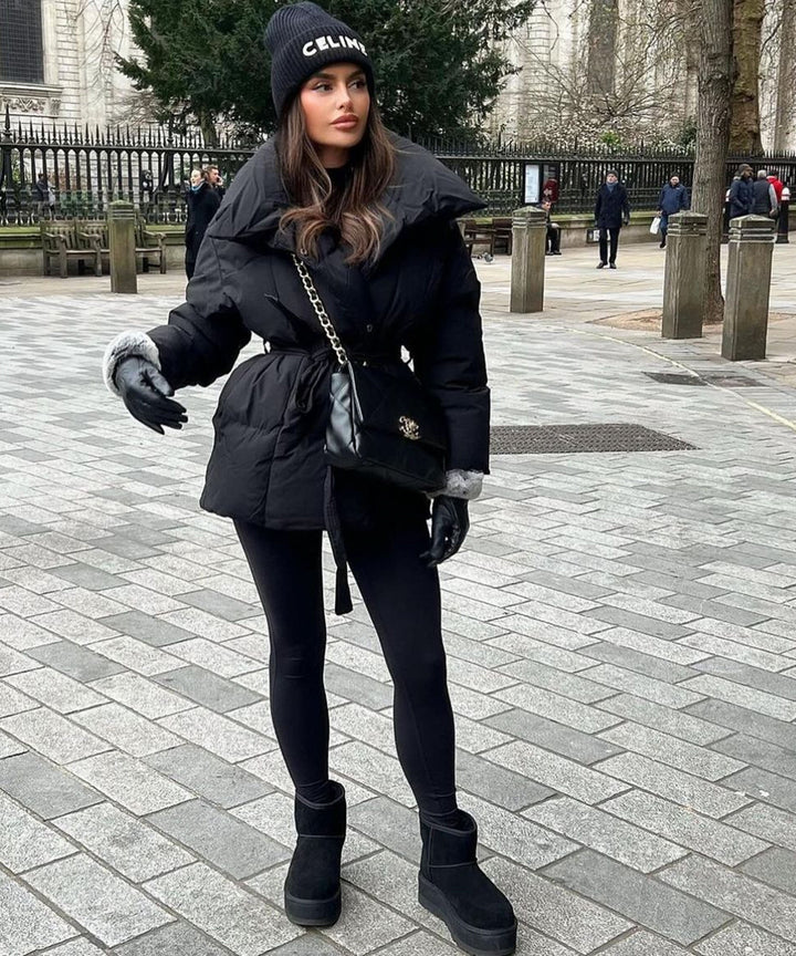 Eleganter Damenmantel, kurz, mit Taillengürtel, warme Steppjacke für den Winter.