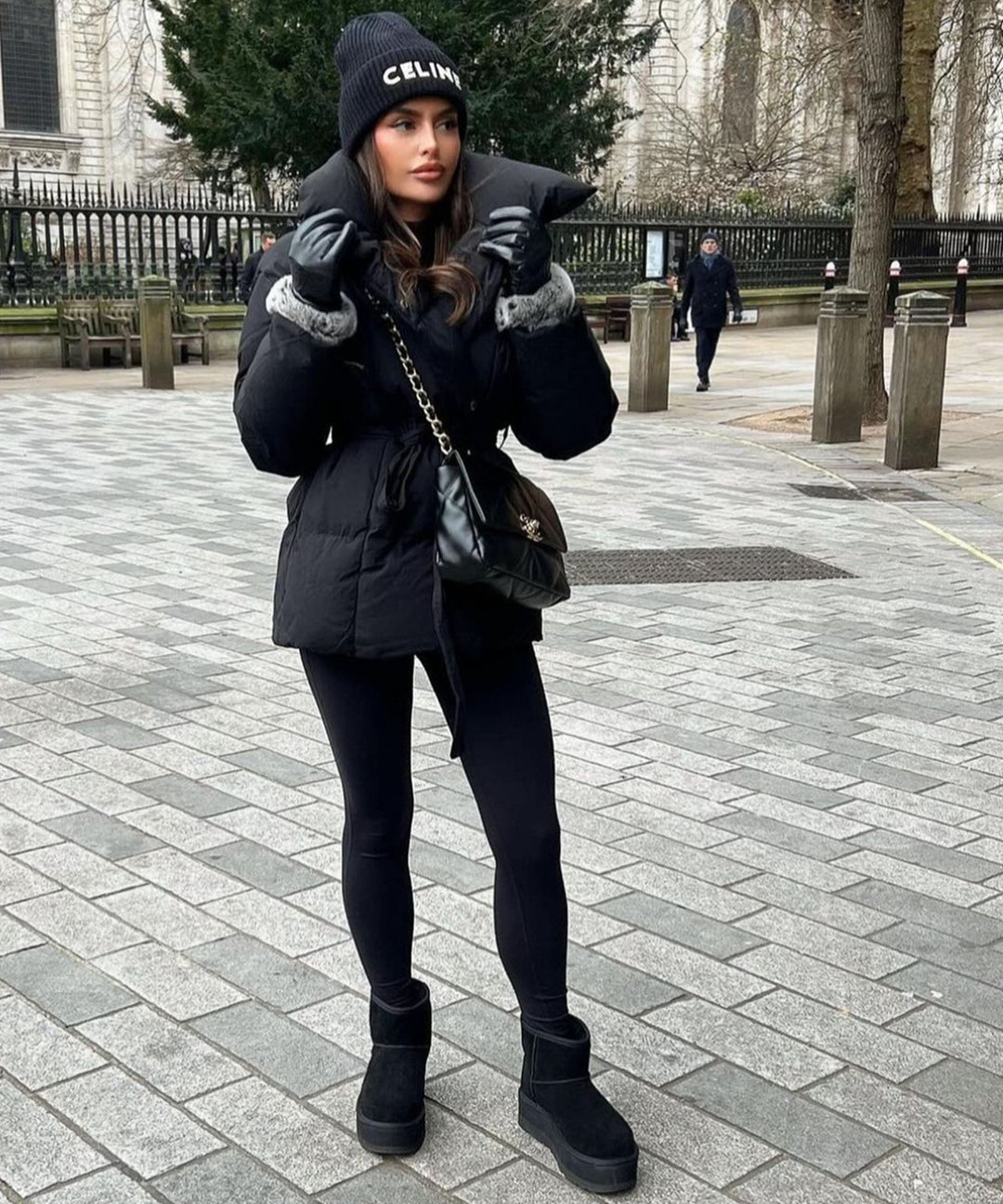 Kurze Winterjacke mit Gürtel, Damen Steppjacke für modischen Look und Wärme.