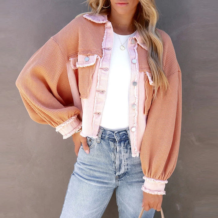 Rückenansicht einer eleganten Damen-Kurzjacke mit voluminösen Puffärmeln, Herbstmode.