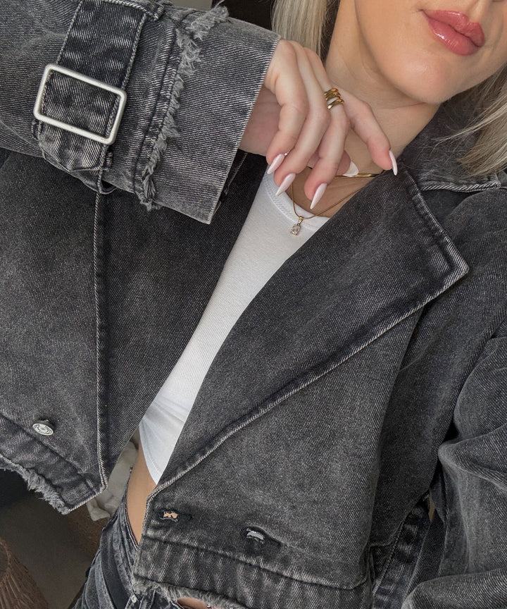 Casual kurze Jacke für Damen. Vielseitig kombinierbar, ideal für Layering. Moderner Schnitt, bequemer Bund.