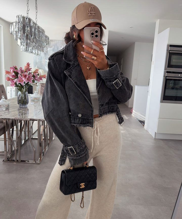 Moderne Übergangsjacke für Damen. Kurzer Schnitt, elastischer Bund. Ideal für stilvolle Streetwear-Outfits.