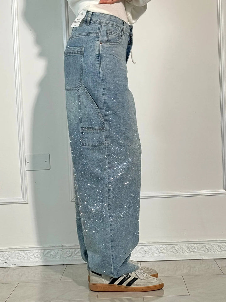 Stylische Baggy Denim Hose für Frauen, mit Glitzerdetails und weitem Bein, High Fashion.