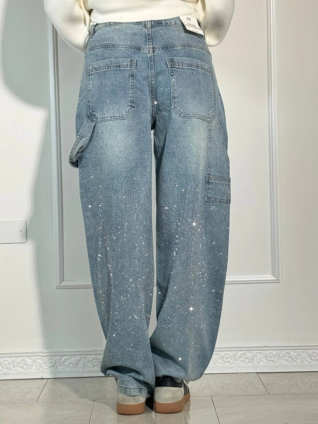 Trendige Glitzer Jeans für Damen, lässiger Baggy Fit und glänzendes Denim-Material.