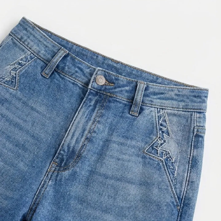 Bequeme Damen Flare Jeans in Blau, hoher Bund, weites Bein, ideal für entspannte Freizeit-Outfits.
