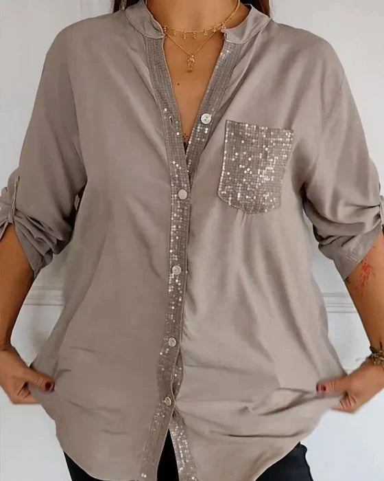 Detailansicht: Khaki Damen Pailletten Top. Knopfleiste und glitzernde Akzente.