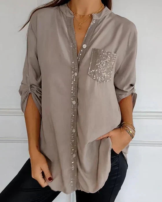 Modell in schwarzem Damen Pailletten Top mit Knopfleiste. Lässiger Freizeit-Look.
