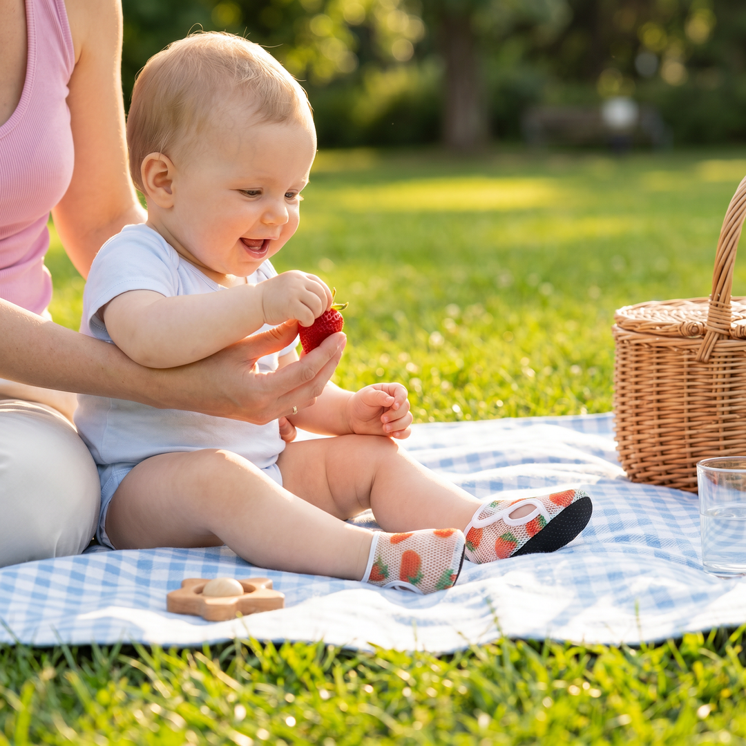 Bunte Sommerschuhe für Kinder im lustigen Fruchtdesign, perfekt für warme Tage.